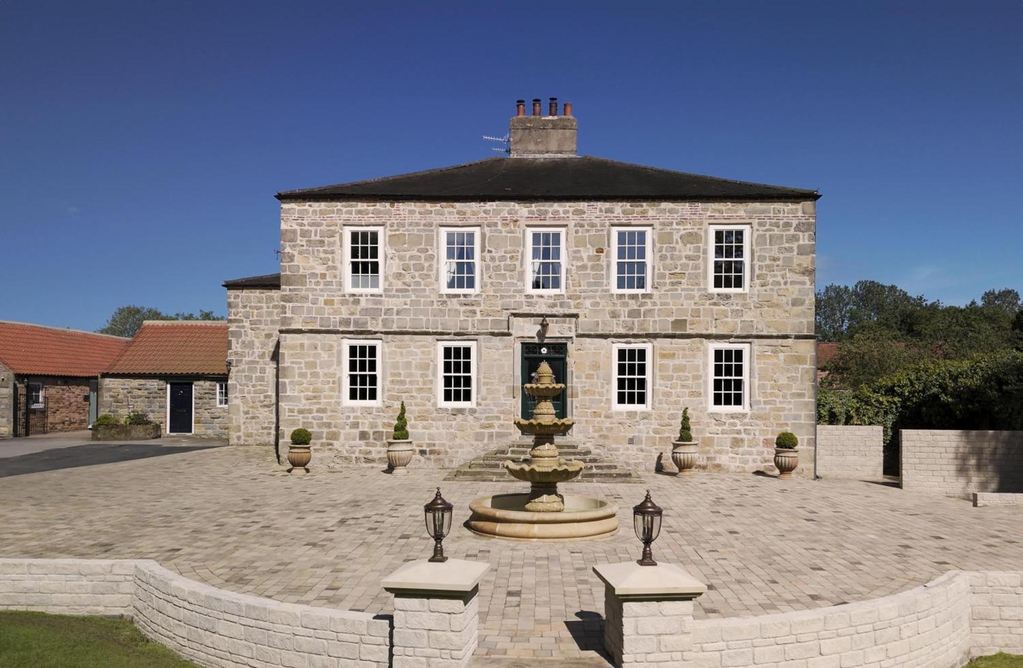 Killerby Old Hall With Hot Tub And Swimming Pool Scarborough Esterno foto